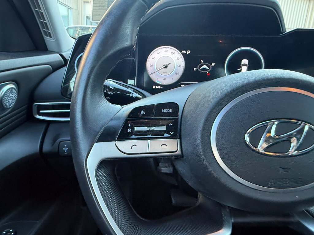Certified 2022 Hyundai Elantra Limited FWD image 12