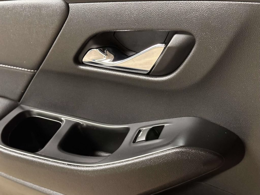 Used 2023 Chevrolet Traverse LT FWD image 20