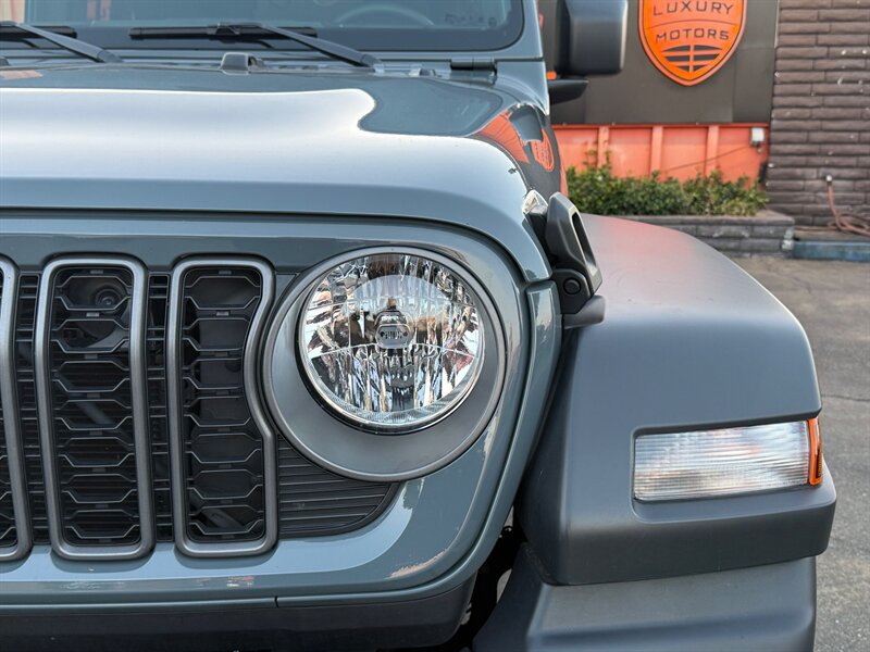 Used 2025 Jeep Wrangler Unlimited Sport AWD/4WD image 4