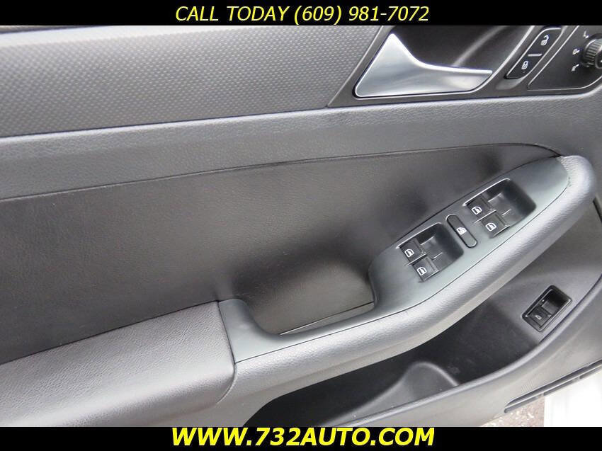 Used 2011 Volkswagen Jetta SE FWD image 31