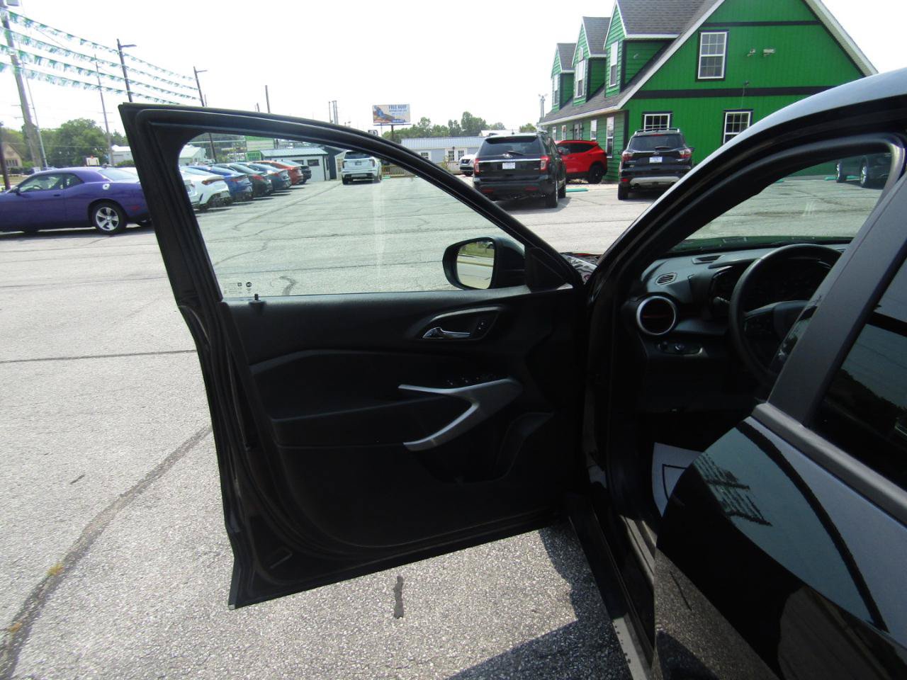 Used 2025 Chevrolet Trax RS FWD image 10