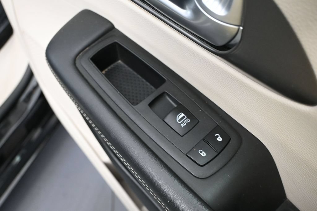 Used 2024 Chrysler Pacifica Touring-L FWD image 37