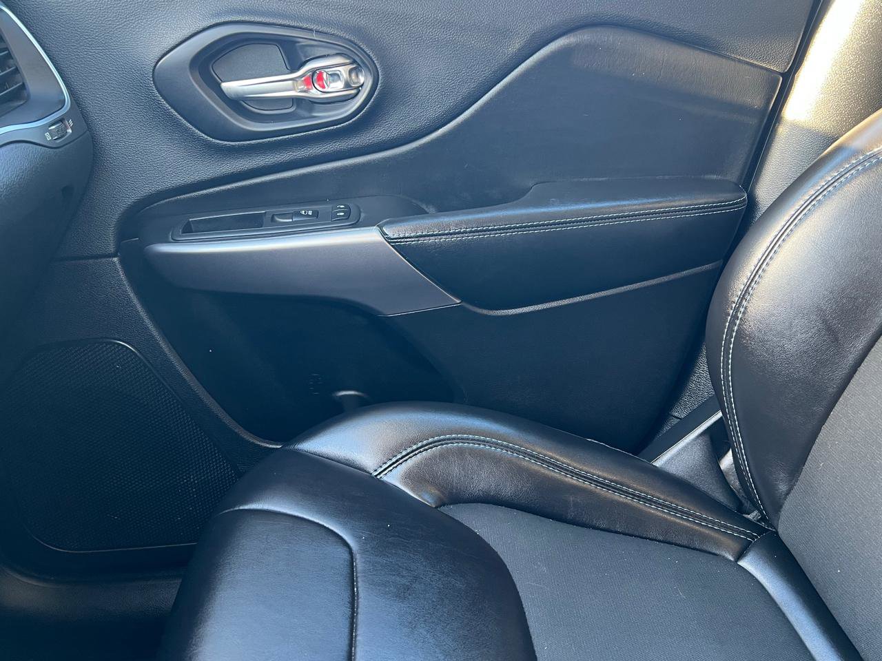 Used 2019 Jeep Cherokee Latitude Plus w/ Cold Weather Group image 27