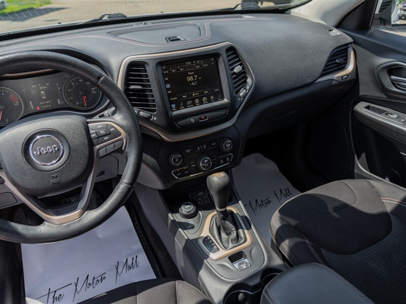 Used 2017 Jeep Cherokee 75th Anniversary AWD/4WD image 33