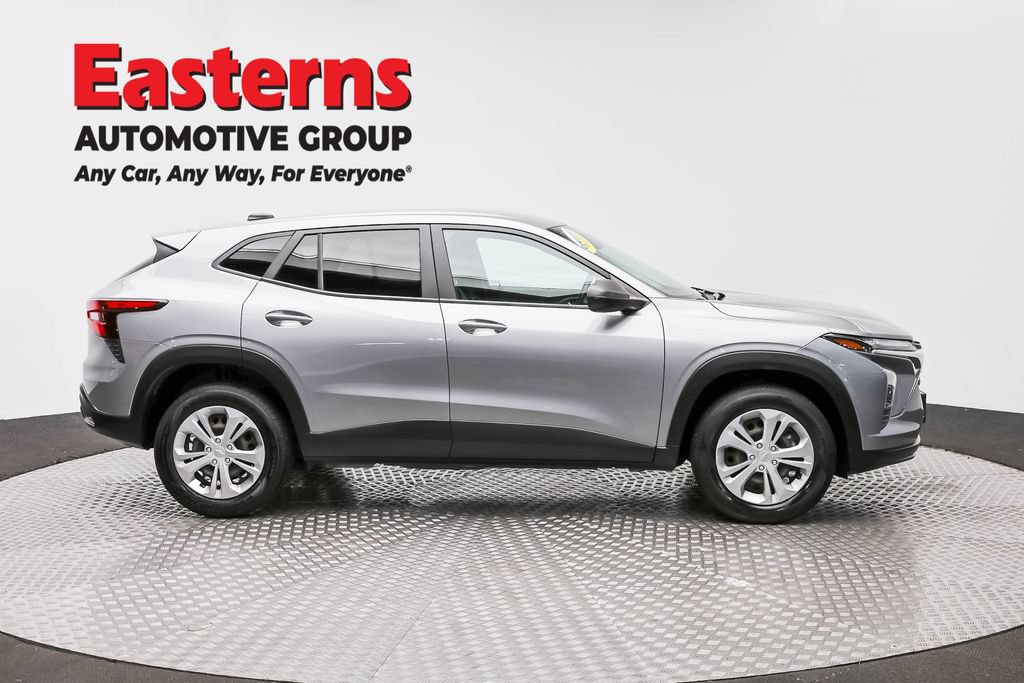 Used 2024 Chevrolet Trax LS w/ Driver Confidence Package FWD image 4
