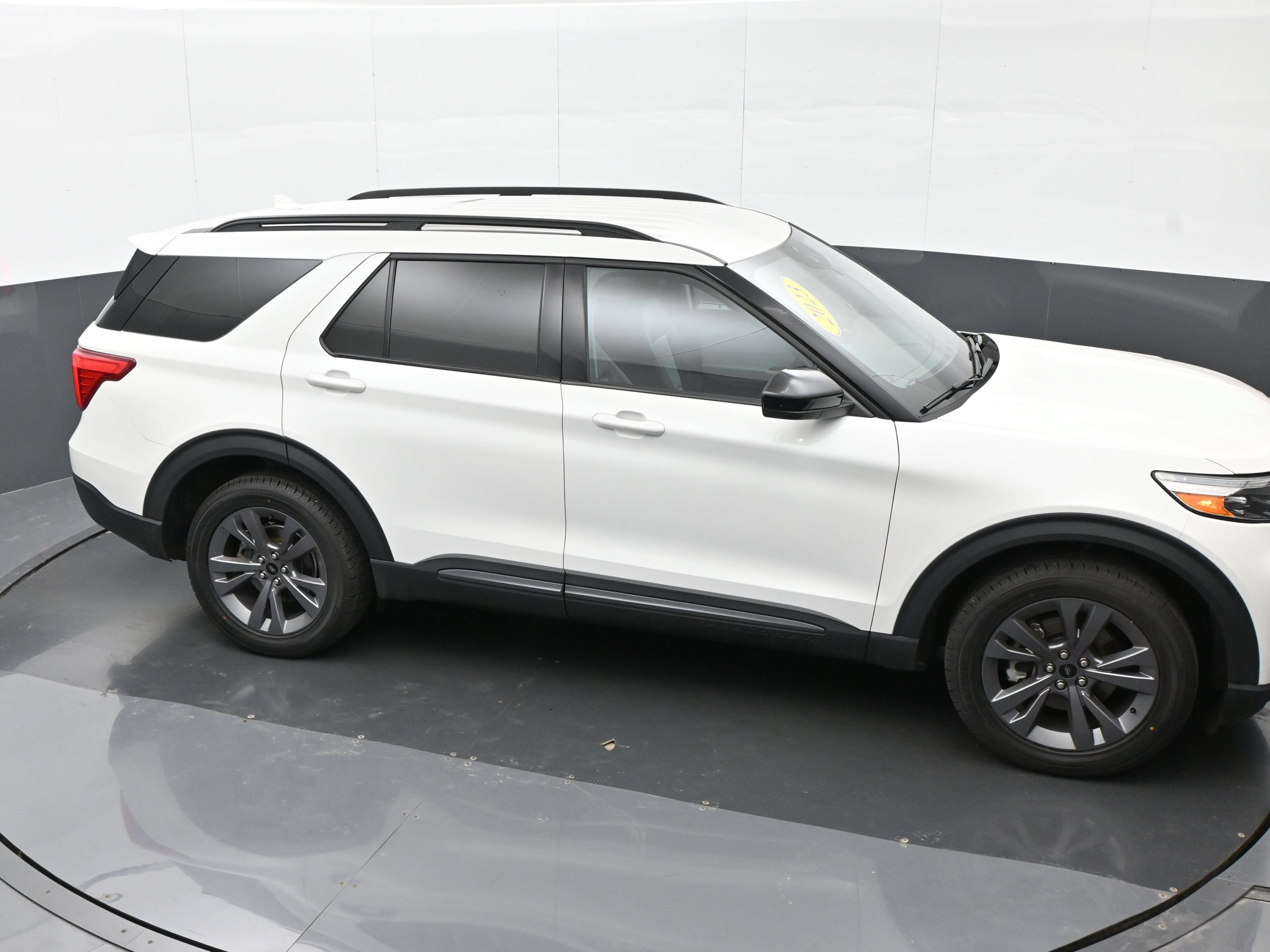 Used 2023 Ford Explorer XLT w/ Equipment Group 202A AWD/4WD image 33