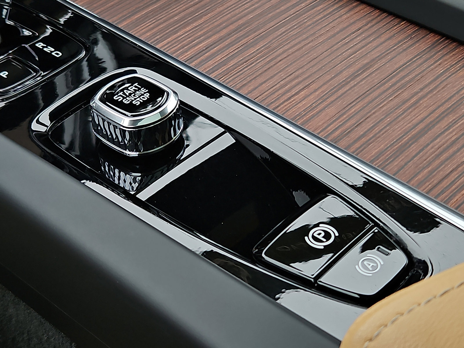 Certified 2024 Volvo XC60 B5 Ultimate w/ Climate Package image 23