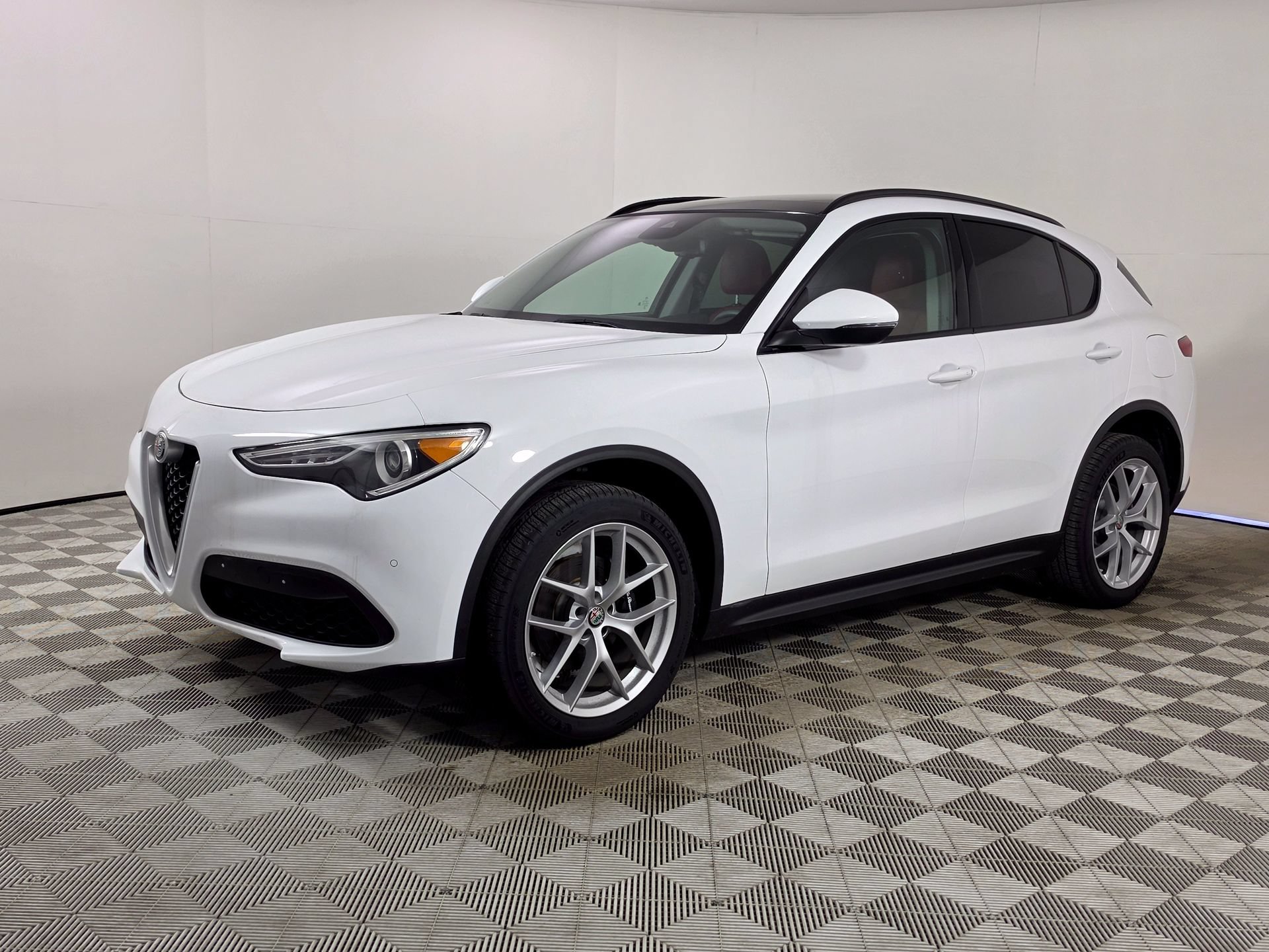 Used 2019 Alfa Romeo Stelvio Sport w/ Quick Order Package 22J Sport AWD/4WD image 3