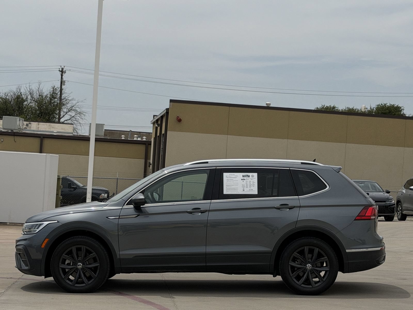 Used 2024 Volkswagen Tiguan SE FWD image 7