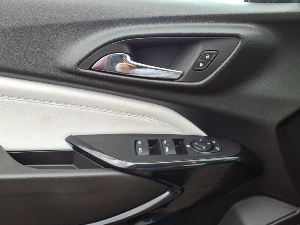 Used 2025 Chevrolet Trax LT w/ LT Convenience Package FWD image 17