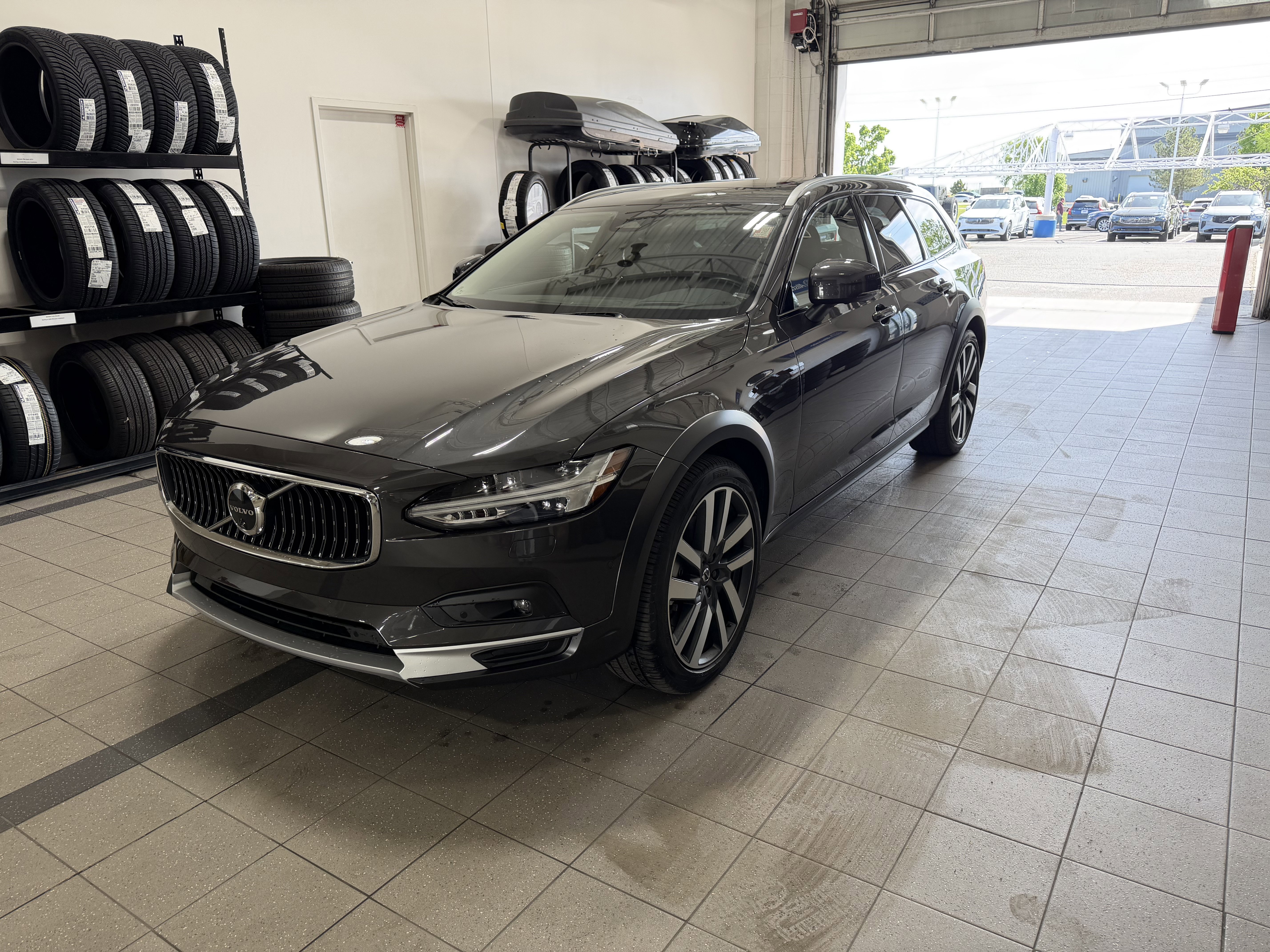 Used 2025 Volvo V90 B6 Cross Country Ultra w/ Protection Package Premier AWD/4WD image 4