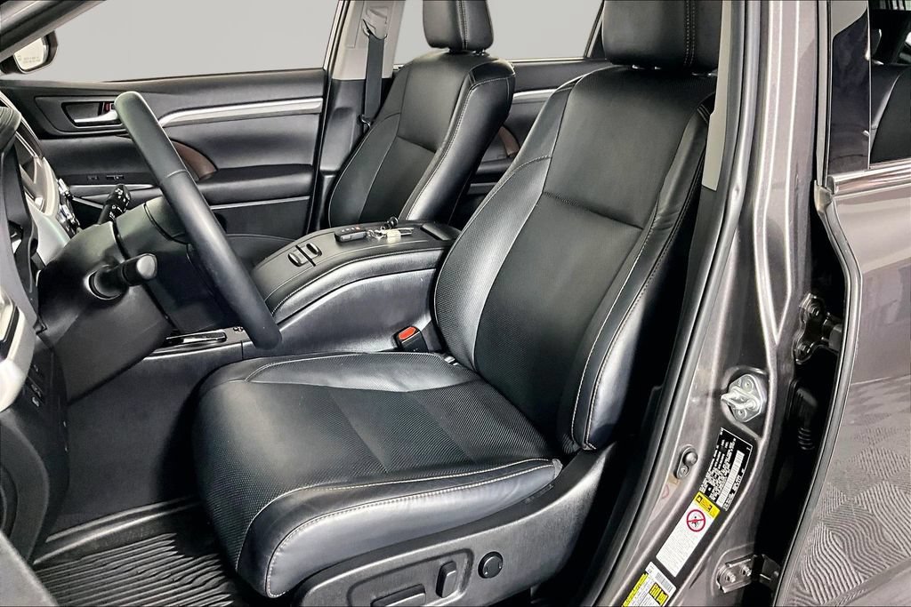 Used 2019 Toyota Highlander Limited FWD image 19
