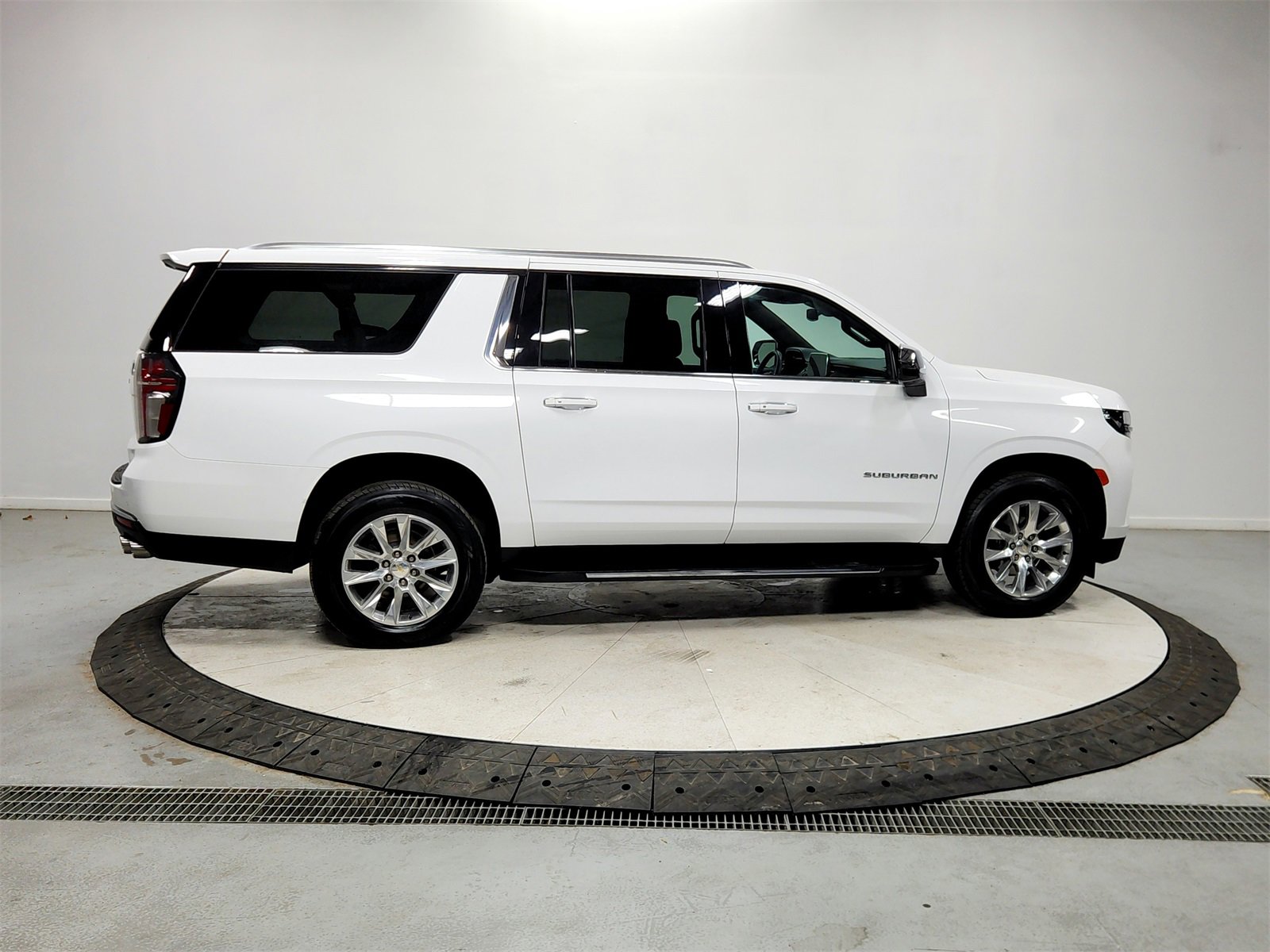 Used 2023 Chevrolet Suburban Premier image 8