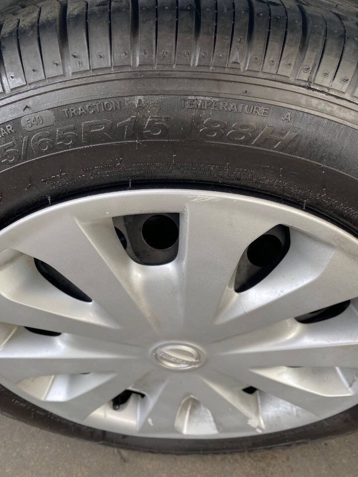 Used 2019 Nissan Versa SV FWD image 16
