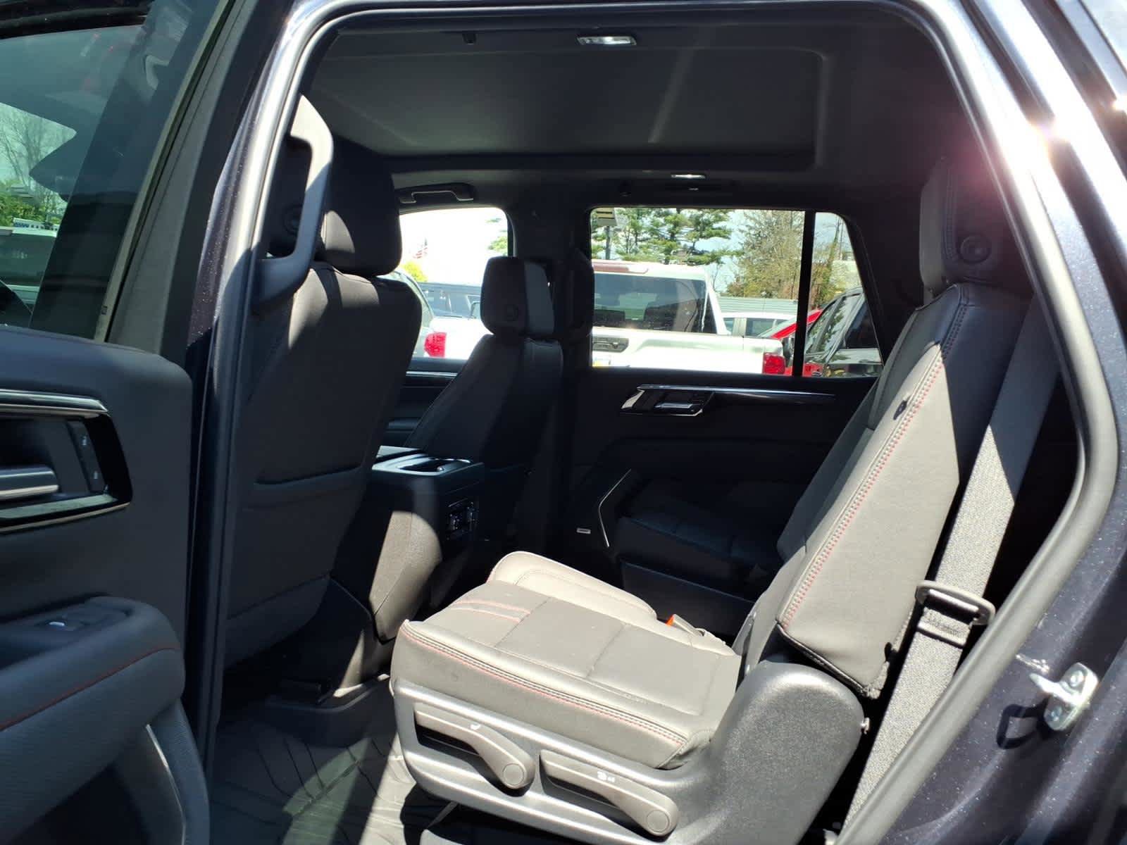 Used 2025 Chevrolet Tahoe RST w/ Advanced Technology Package AWD/4WD image 18