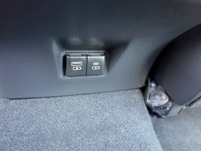 Used 2025 Toyota Camry SE FWD image 9