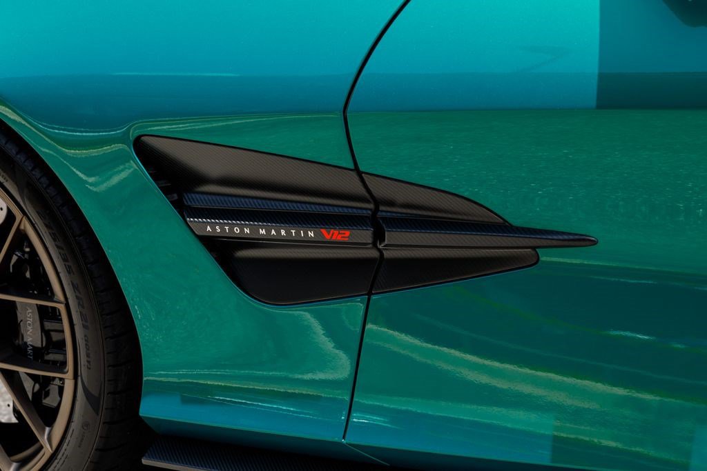 Used 2025 Aston Martin Vanquish RWD image 33