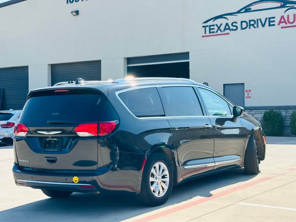Used 2019 Chrysler Pacifica Touring-L FWD image 13