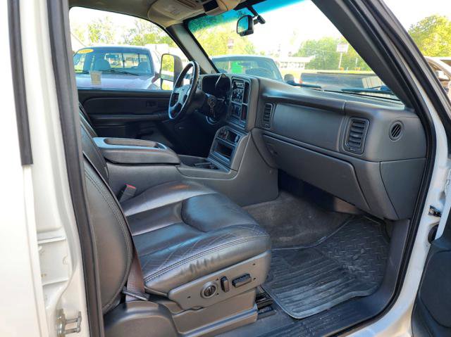 Used 2007 GMC Sierra 3500 SLT w/ Heavy-Duty Power Package AWD/4WD image 18