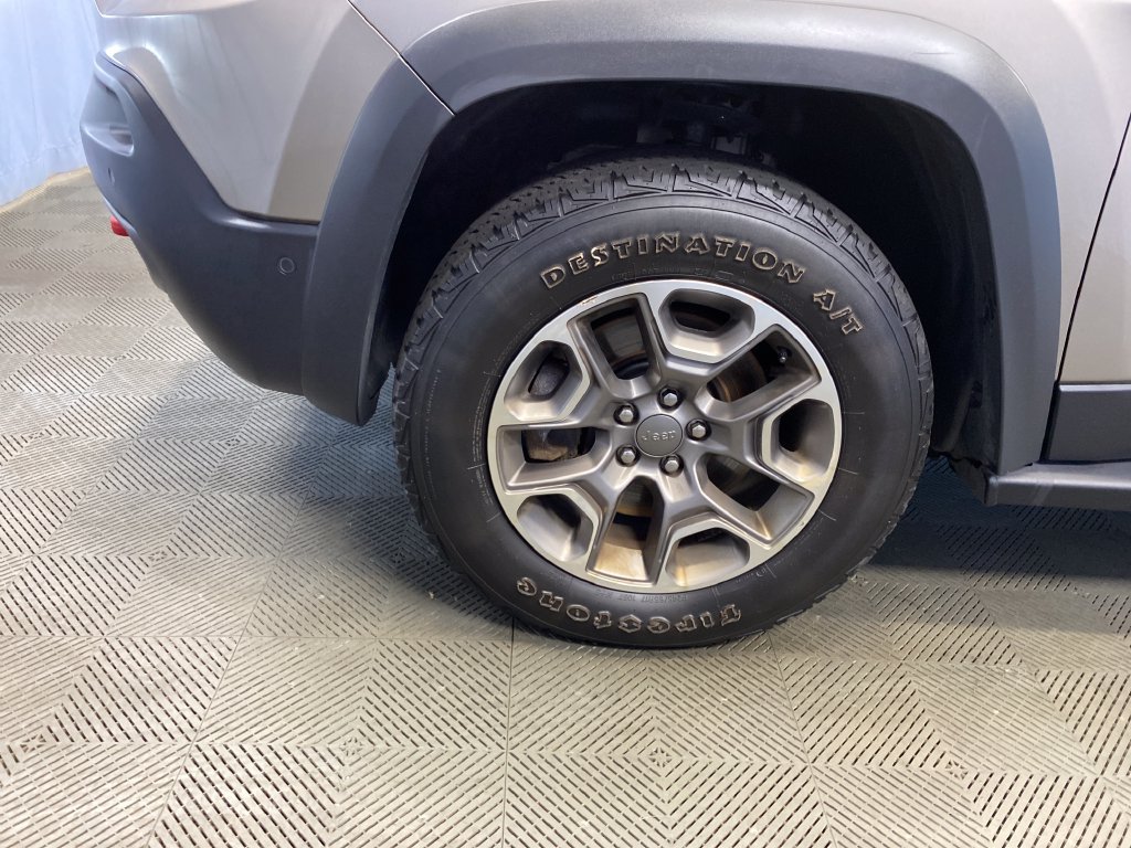 Used 2020 Jeep Cherokee Trailhawk AWD/4WD image 46