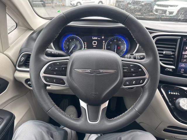 Used 2022 Chrysler Pacifica Touring-L FWD image 17