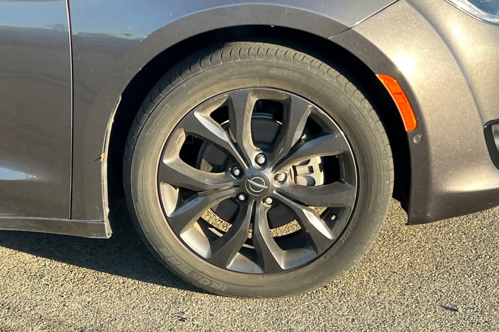Used 2018 Chrysler Pacifica Limited w/ Advanced Safetytec Group FWD image 18