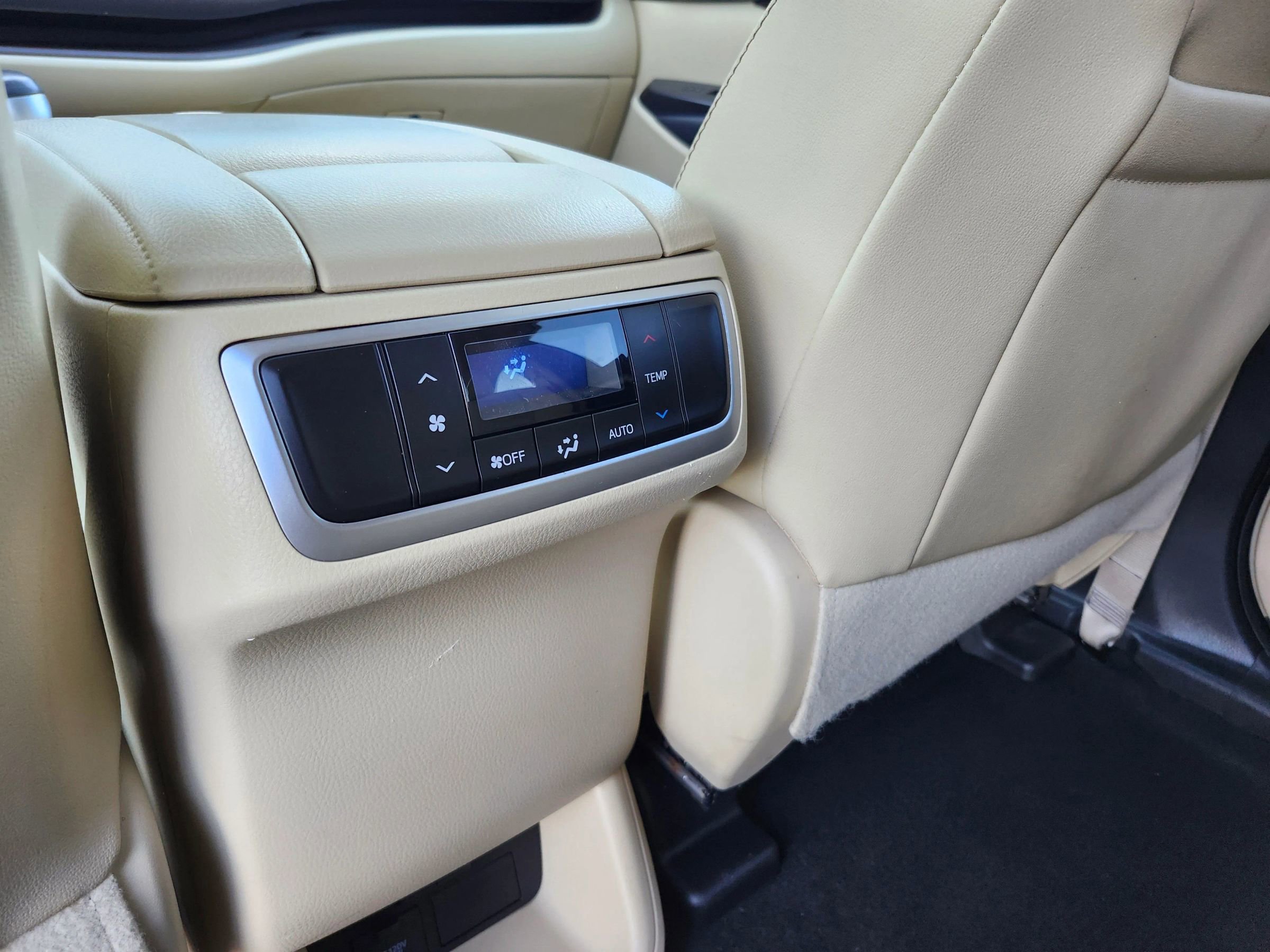 Used 2019 Toyota Highlander XLE AWD/4WD image 28