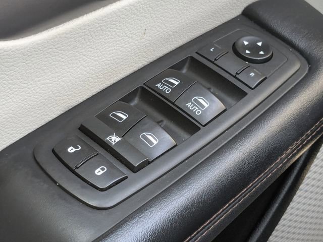 Used 2019 Chrysler Pacifica Touring-L FWD image 28