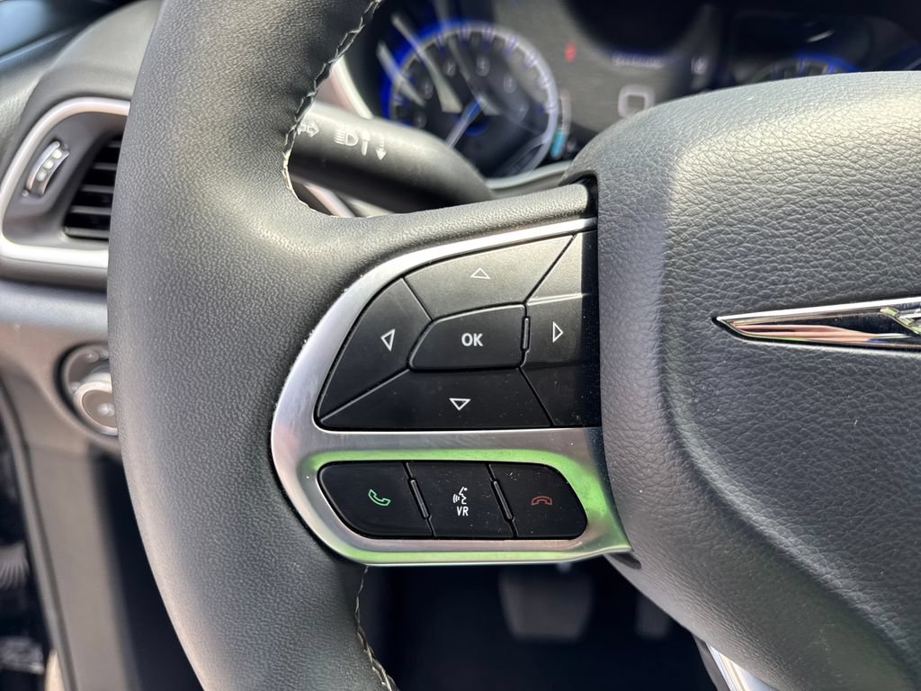 Used 2025 Chrysler Pacifica Select FWD image 24