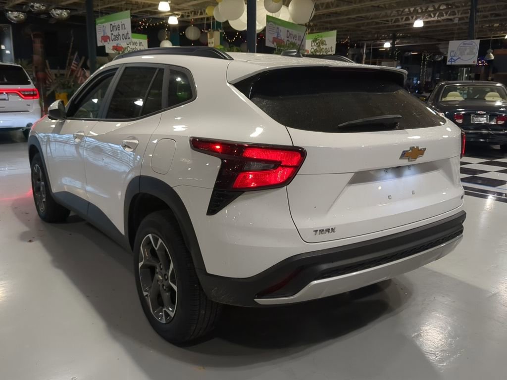 Used 2024 Chevrolet Trax LT w/ LT Convenience Package image 9