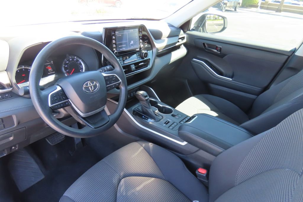 Certified 2022 Toyota Highlander L image 9