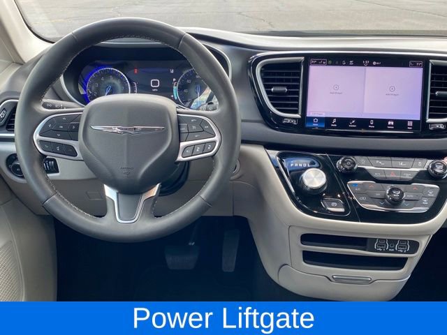 Used 2024 Chrysler Pacifica Touring-L image 7