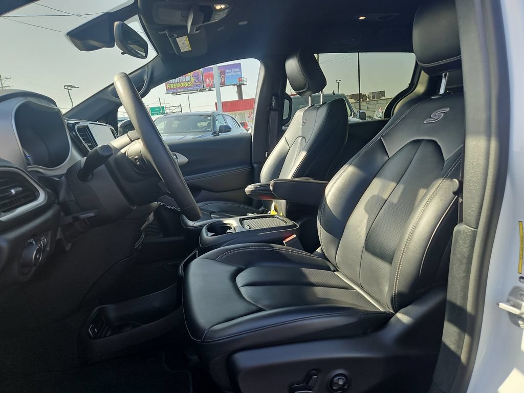 Used 2024 Chrysler Pacifica Limited FWD image 17