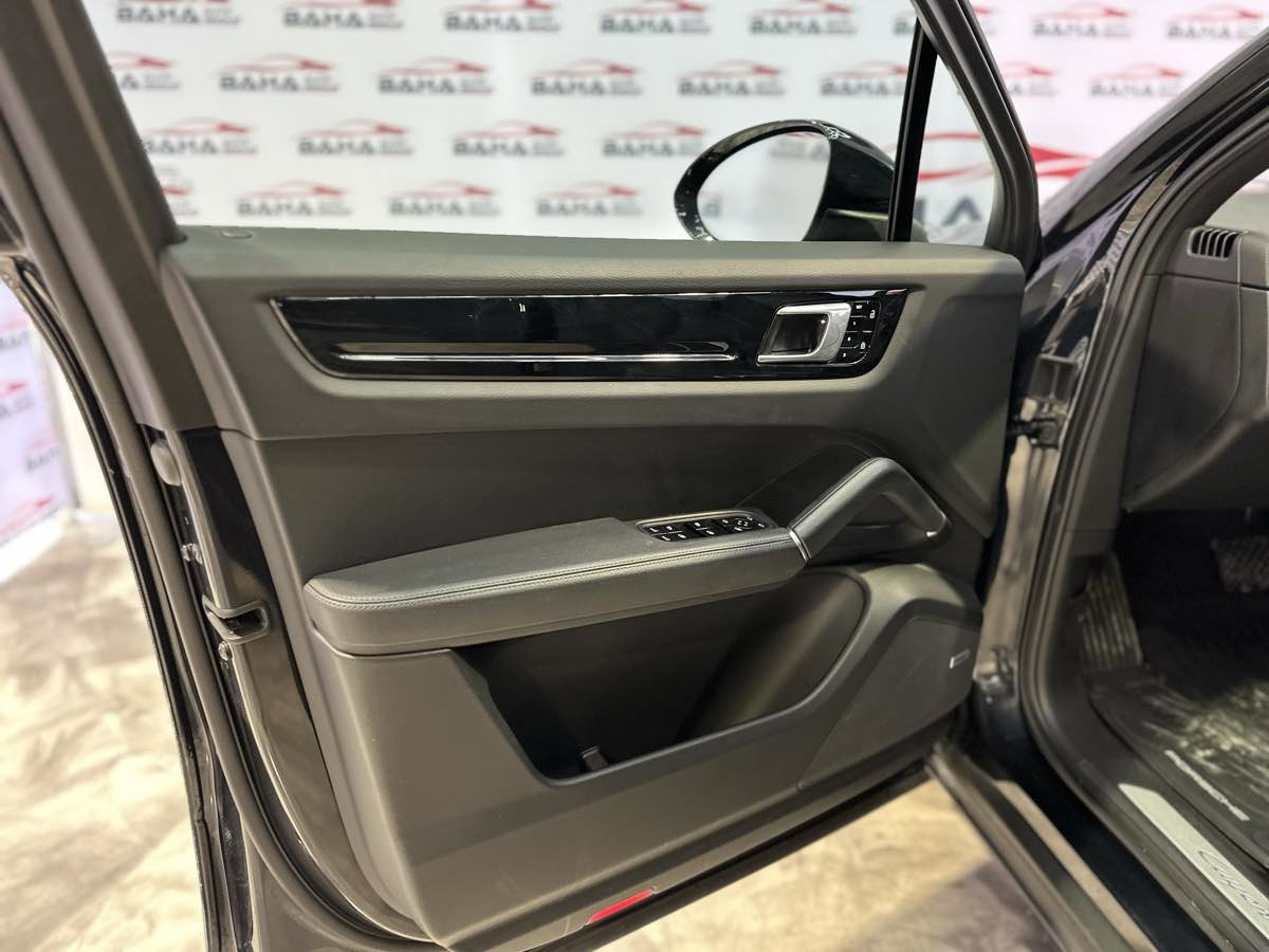 Used 2021 Porsche Cayenne image 42