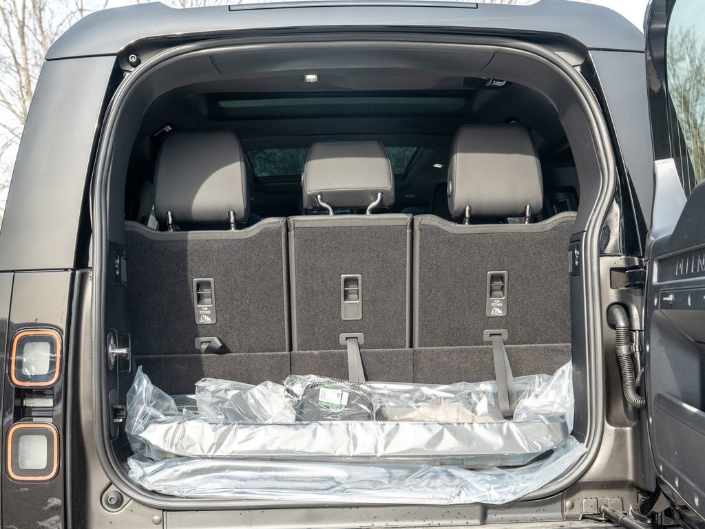 New 2026 Land Rover Defender 130 X-Dynamic SE image 25