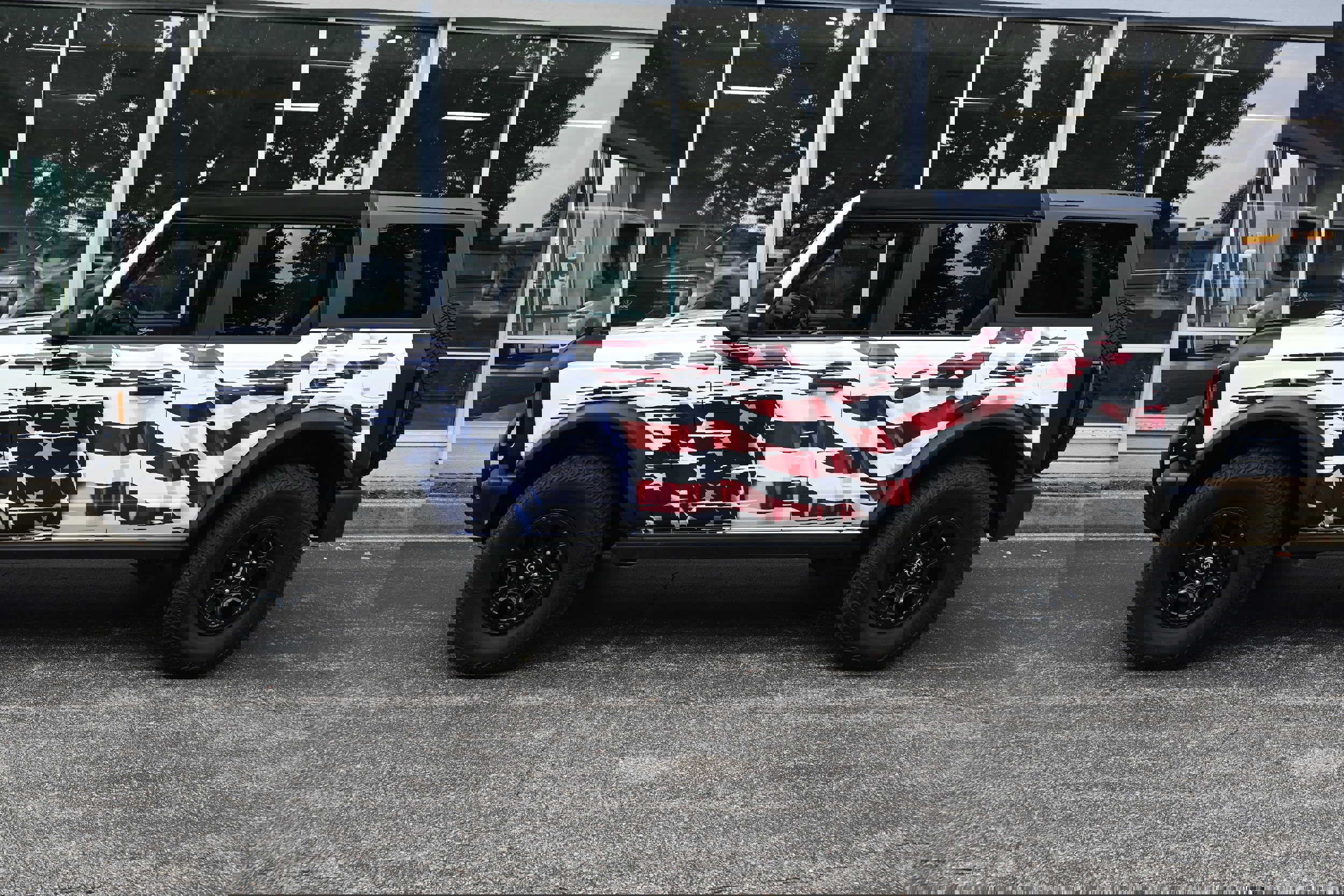 Used 2023 Ford Bronco Wildtrak image 2