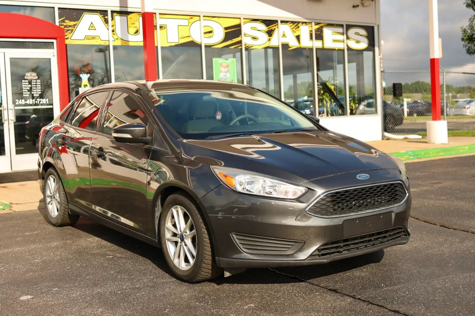 Used 2016 Ford Focus SE w/ SE Power Seat Package FWD image 4