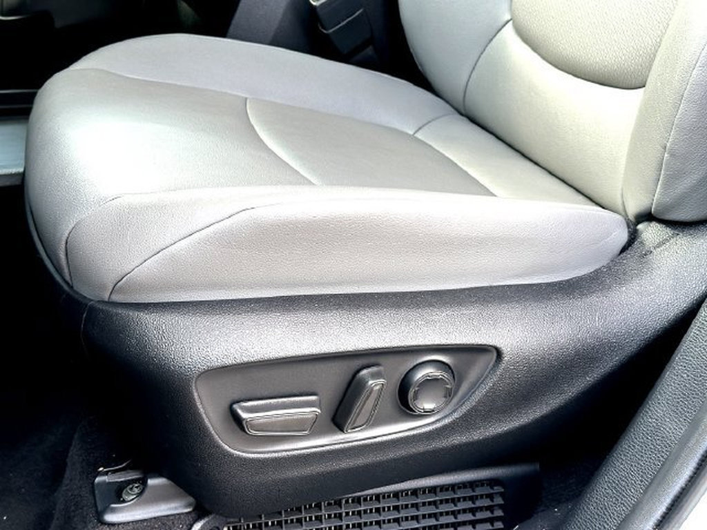 Certified 2025 Toyota Sienna XLE FWD image 12