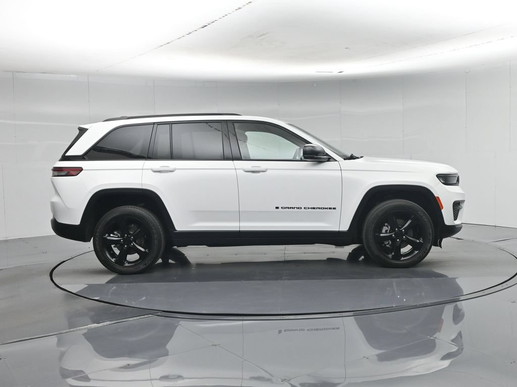 Used 2023 Jeep Grand Cherokee Laredo AWD/4WD image 30