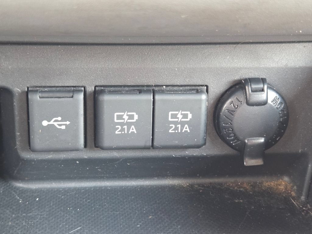 Used 2021 Toyota Highlander L AWD/4WD image 12