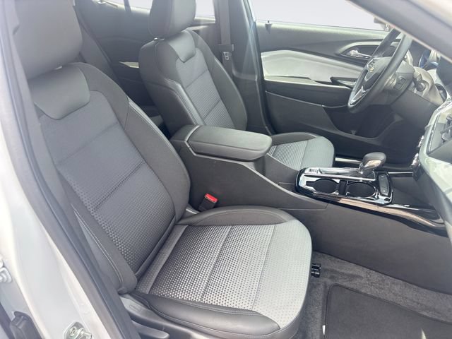 Used 2025 Chevrolet Trax LT w/ LT Convenience Package FWD image 24