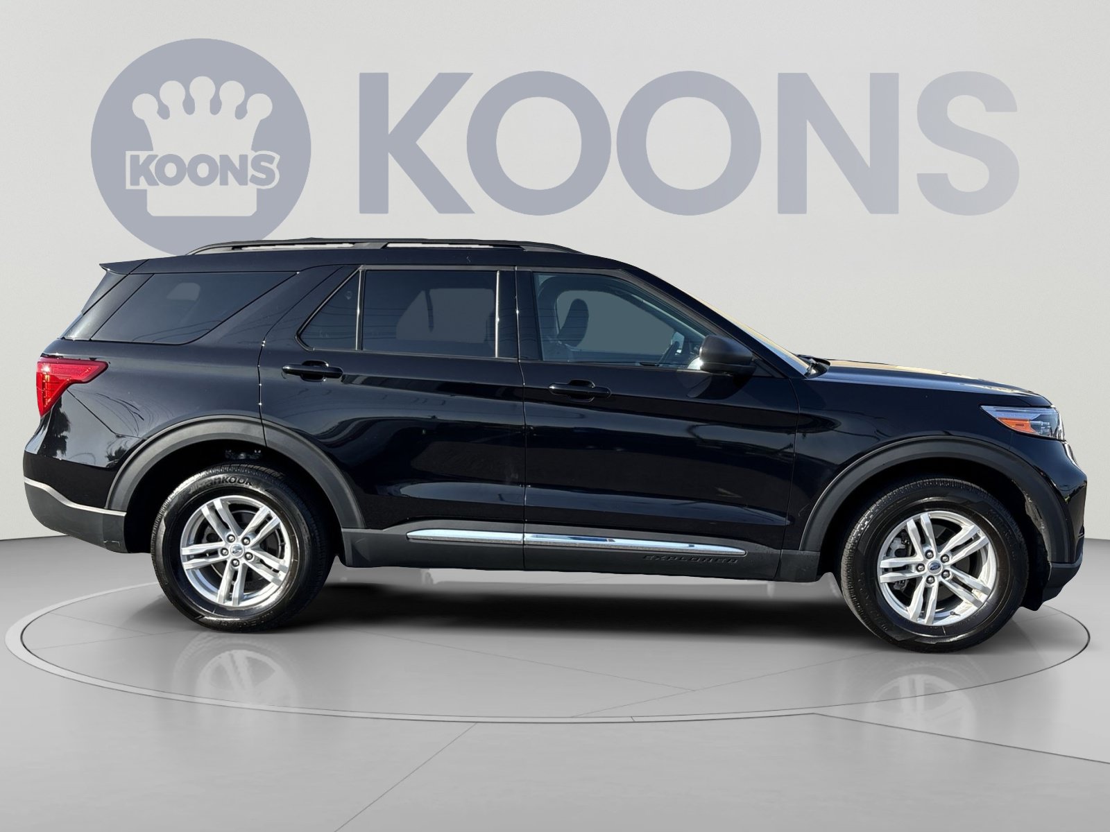 Used 2023 Ford Explorer XLT AWD/4WD image 8