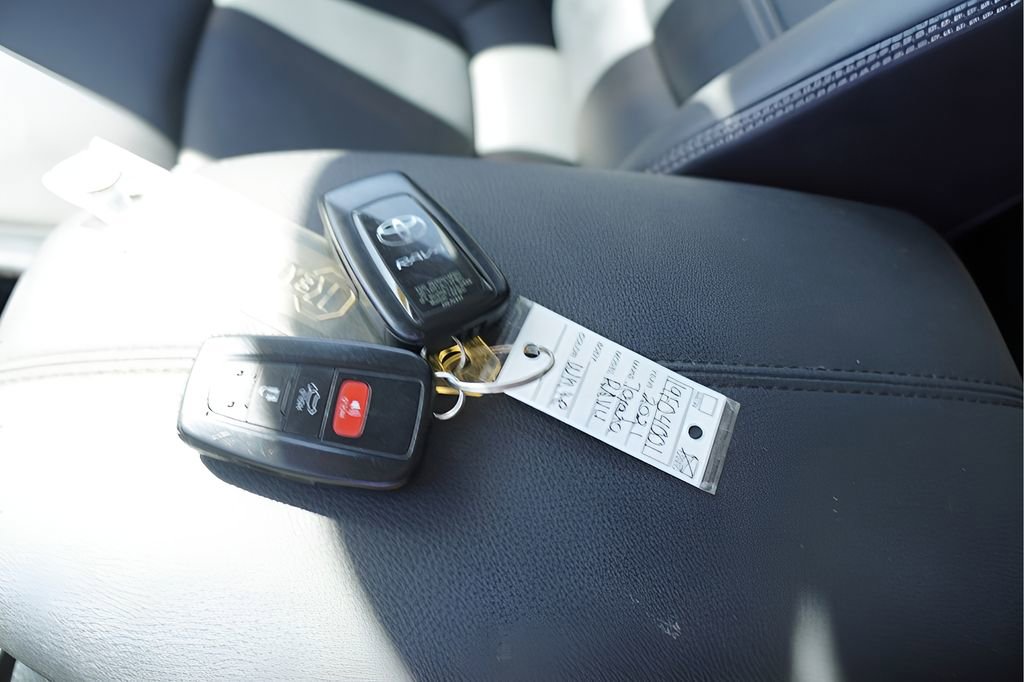 Used 2021 Toyota RAV4 XLE Premium image 2