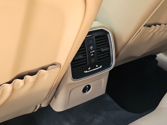 Certified 2023 Porsche Macan AWD/4WD image 19
