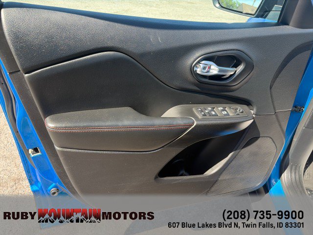 Used 2021 Jeep Cherokee Trailhawk AWD/4WD image 10