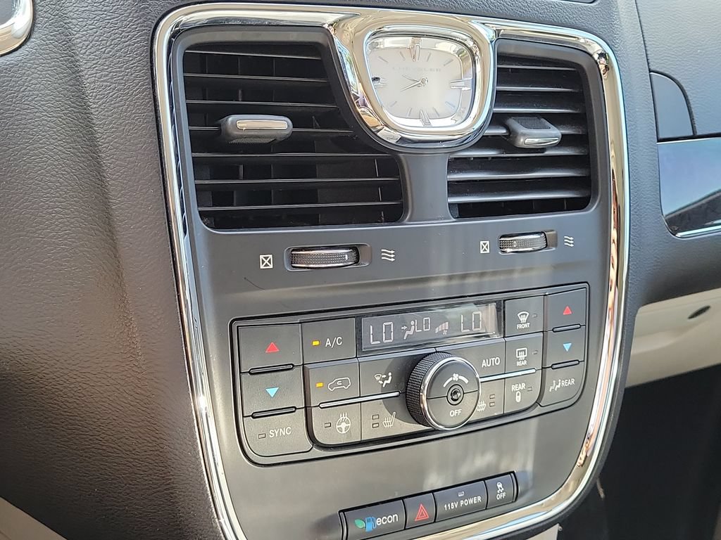 Used 2013 Chrysler Town & Country Touring-L w/ Driver Convenience Group FWD image 16