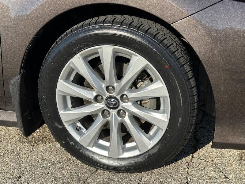 Used 2019 Toyota Camry LE w/ Convenience Package FWD image 10