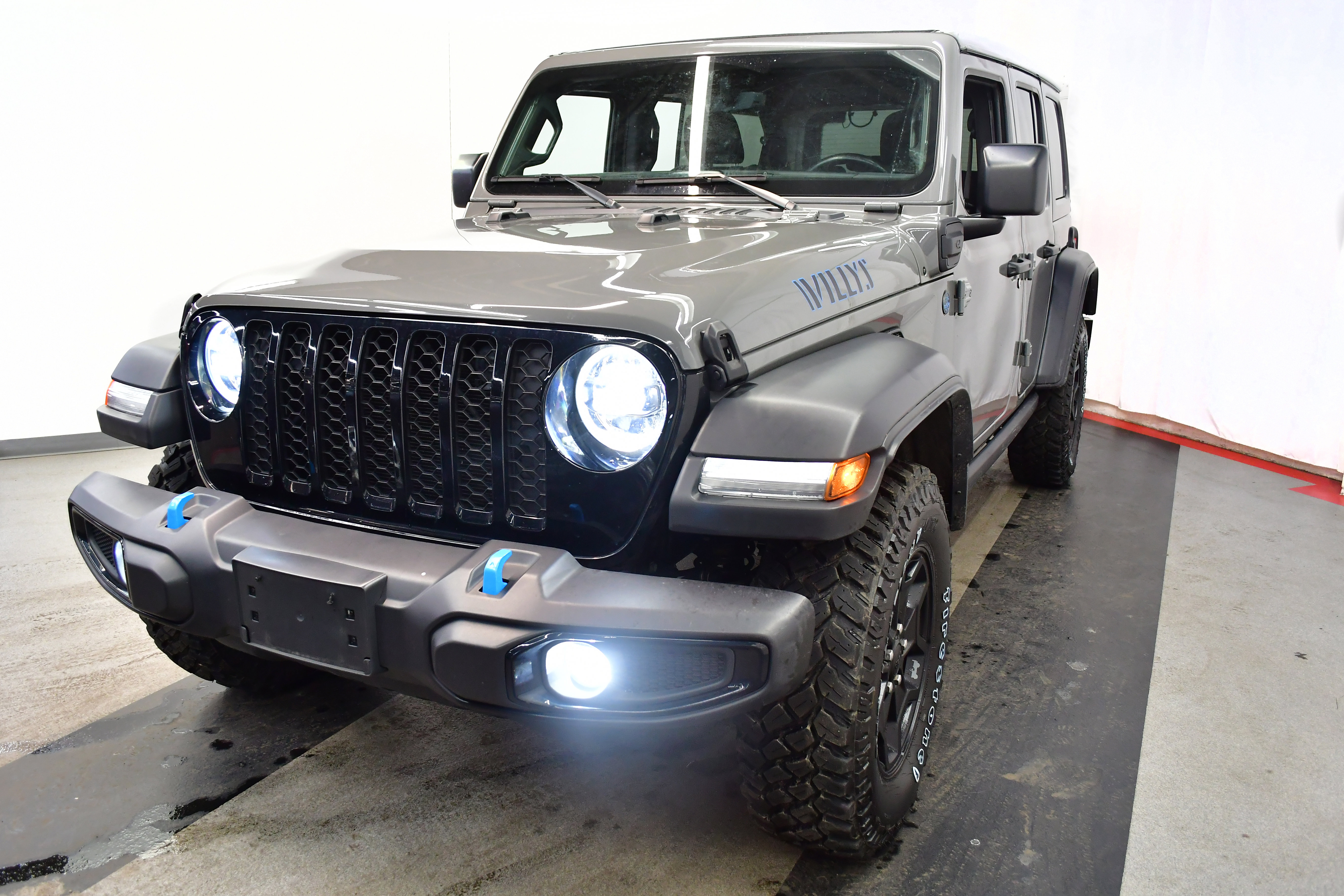 Used 2023 Jeep Wrangler Unlimited w/ Sun & Screen Package image 4