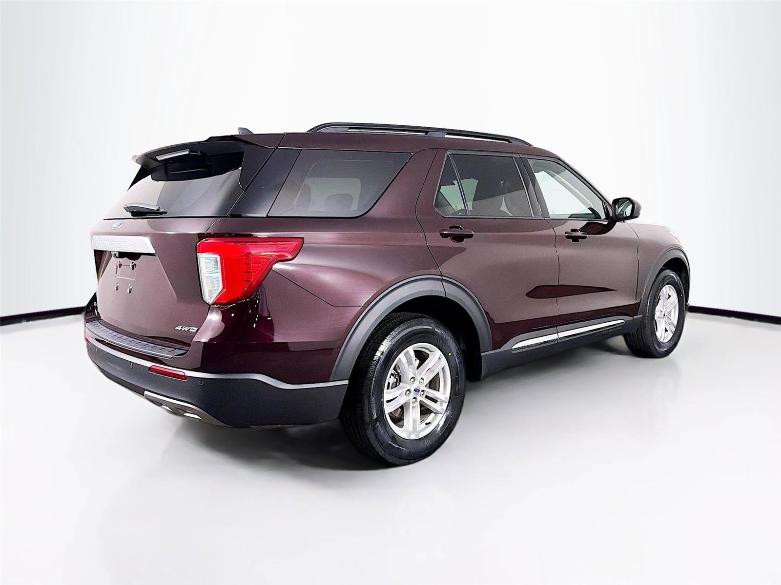 Used 2022 Ford Explorer XLT w/ Equipment Group 202A image 7
