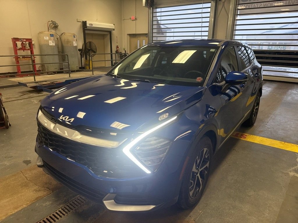 Used 2025 Kia Sportage EX FWD image 2
